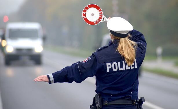 Polizei bei Geschwindigkeitskontrolle